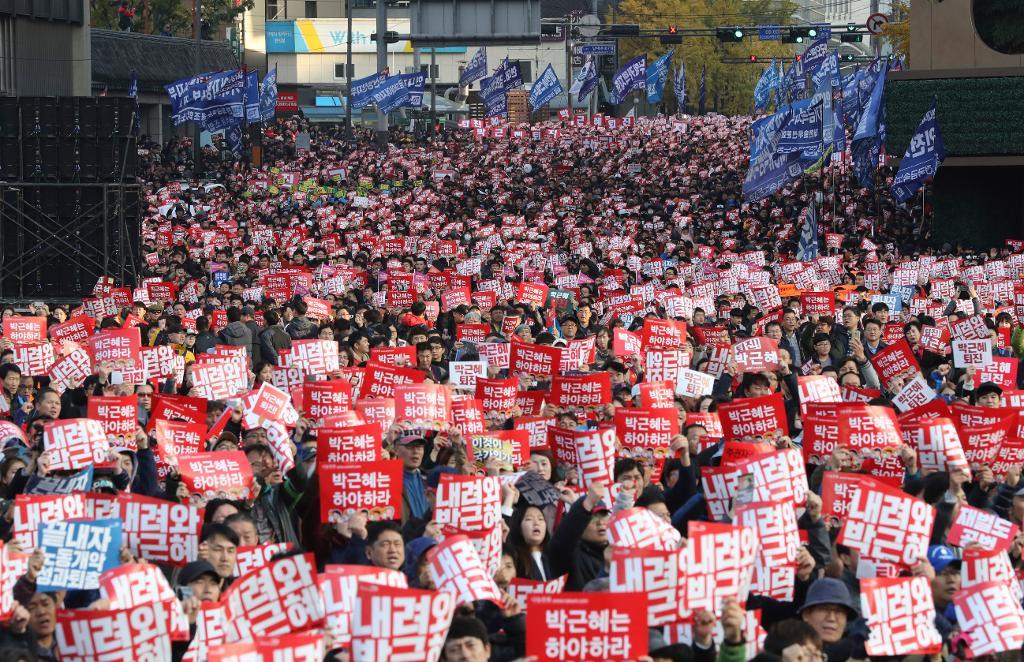 Så här såg det ut i Seoul förra helgen. På plakaten står det helt enkelt "Avgå, Park Geun-Hye". (Foto: Lee Jin-Man)