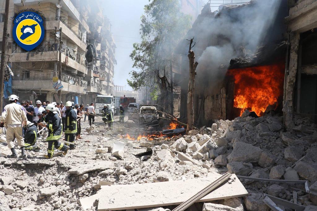 Räddningsinsats i östra Aleppo efter en flygattack i början av juni. (Foto: Civilförsvaret i östra Aleppo via AP)