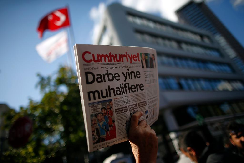 En man håller upp ett exemplar av Cumhuriyet efter att nio journalister gripits. Arkivbild. (Foto: Emrah Gurel/AP/TT)