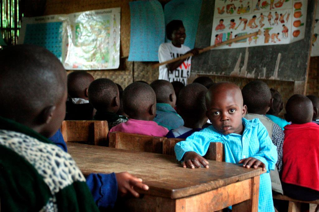 Traditionell undervisning i en skola för föräldralösa barn i västra Uganda. Arkivbild. (Foto: Helena Landstedt/TT)