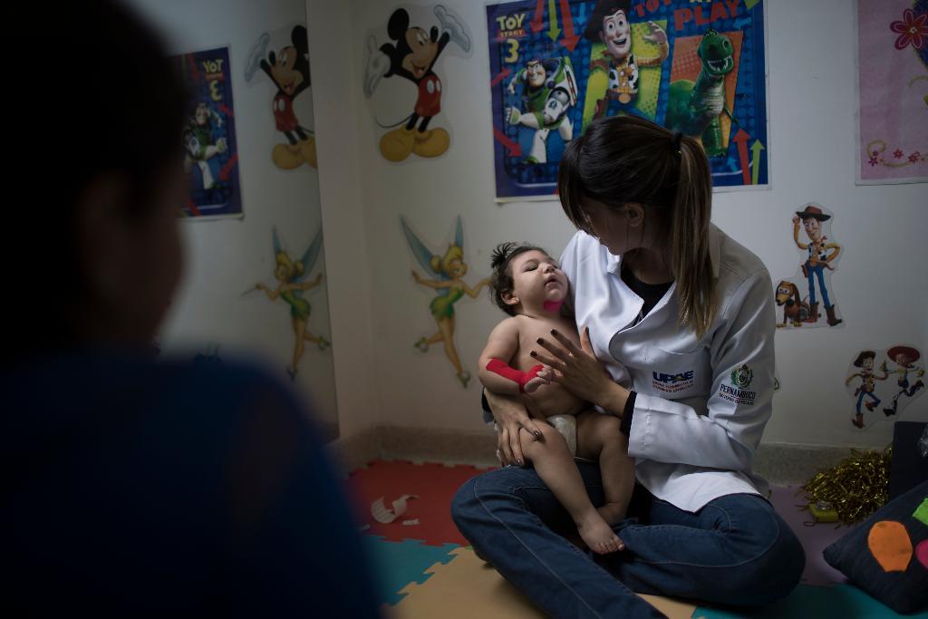 Zikaviruset har varit mest utbrett i Brasilien. Angelica Pereiras ettåriga dotter Luiza är drabbat av fosterskadan mikrocefali. (Foto: Felipe Dana/AP/TT)