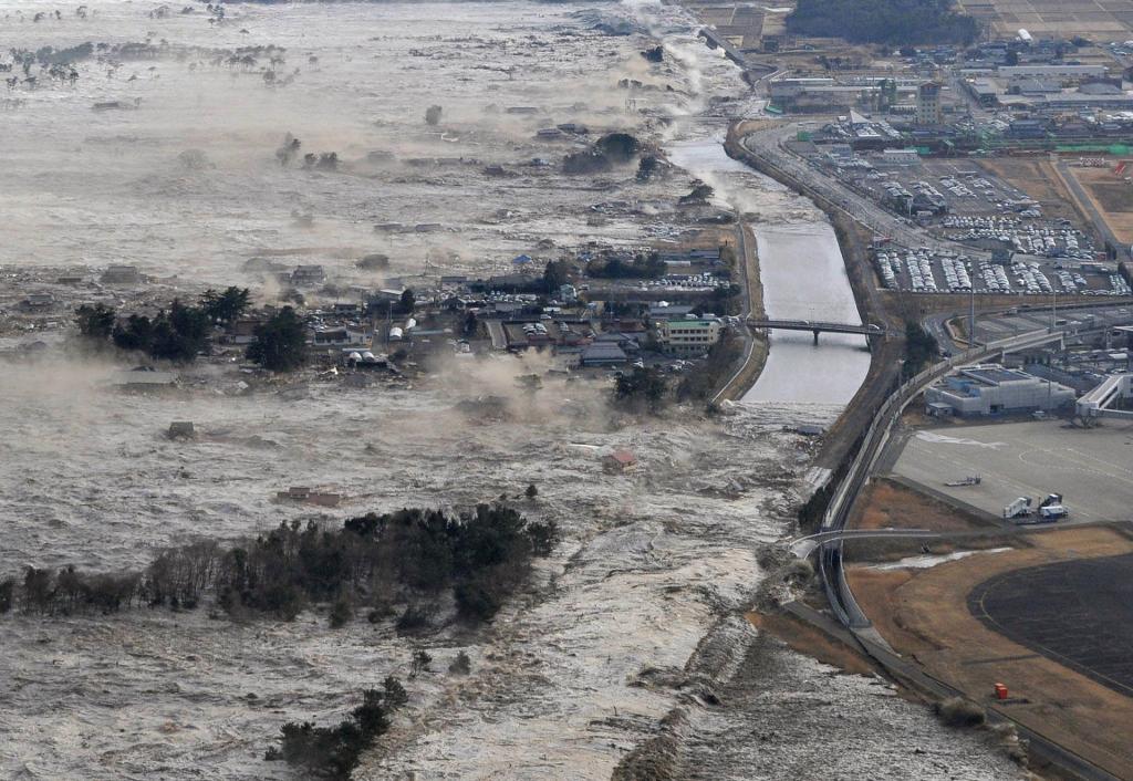Ett jordskalv med magnituden 9,0 fick 2011 en tsunami att vräka in över den japanska ostkusten. (Foto: AP/TT-arkivbild)