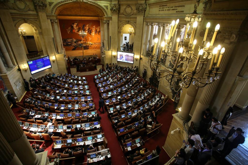 Kongressen i Bogota diskuterar fredsavtalet. (Foto: Ivan Valencia/AP/TT)