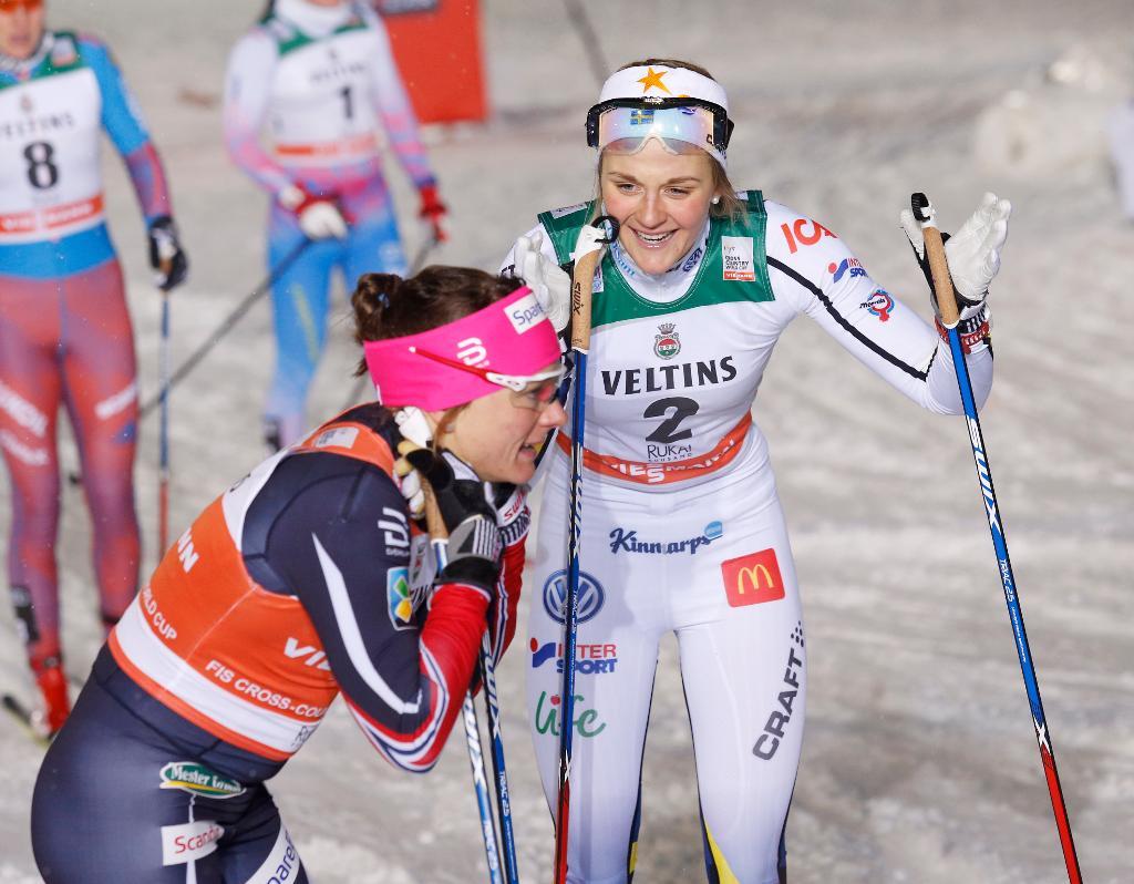 
Stina Nilsson (vitt) vann världscuppremiären i sprint före norska Maiken Caspersen Falla. Blir det en repris i Lillehammer? (Foto: Bendiksby, Terje-arkivbild)