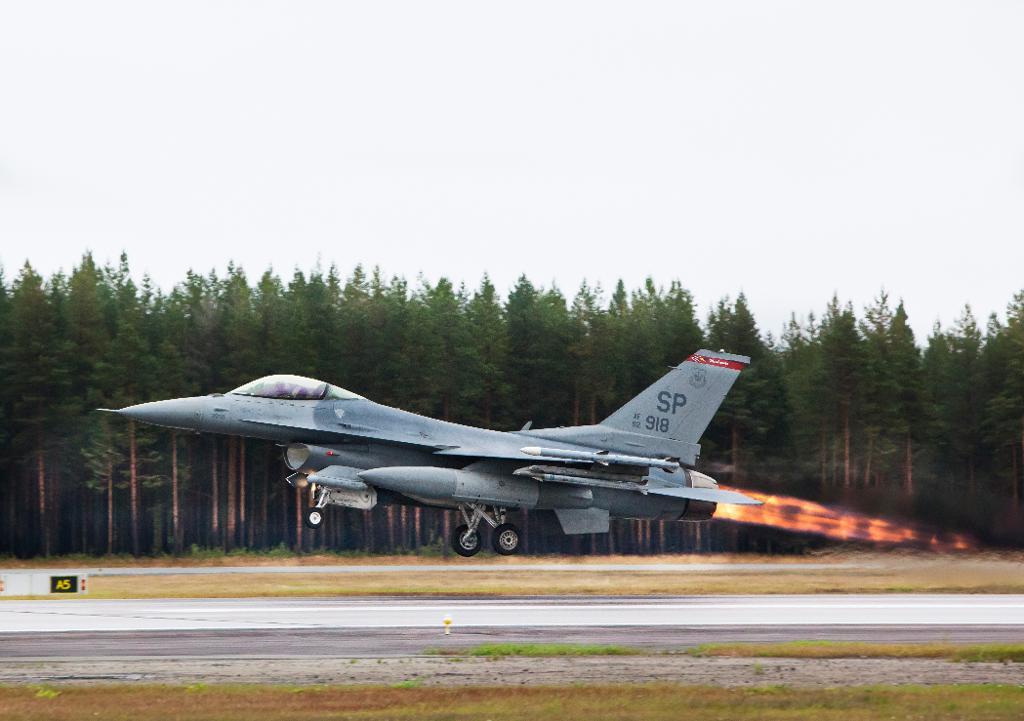 Danmark vill dra tillbaka sina F-16-plan från Syrien. (Foto: Susanne Lindholm arkivbild)