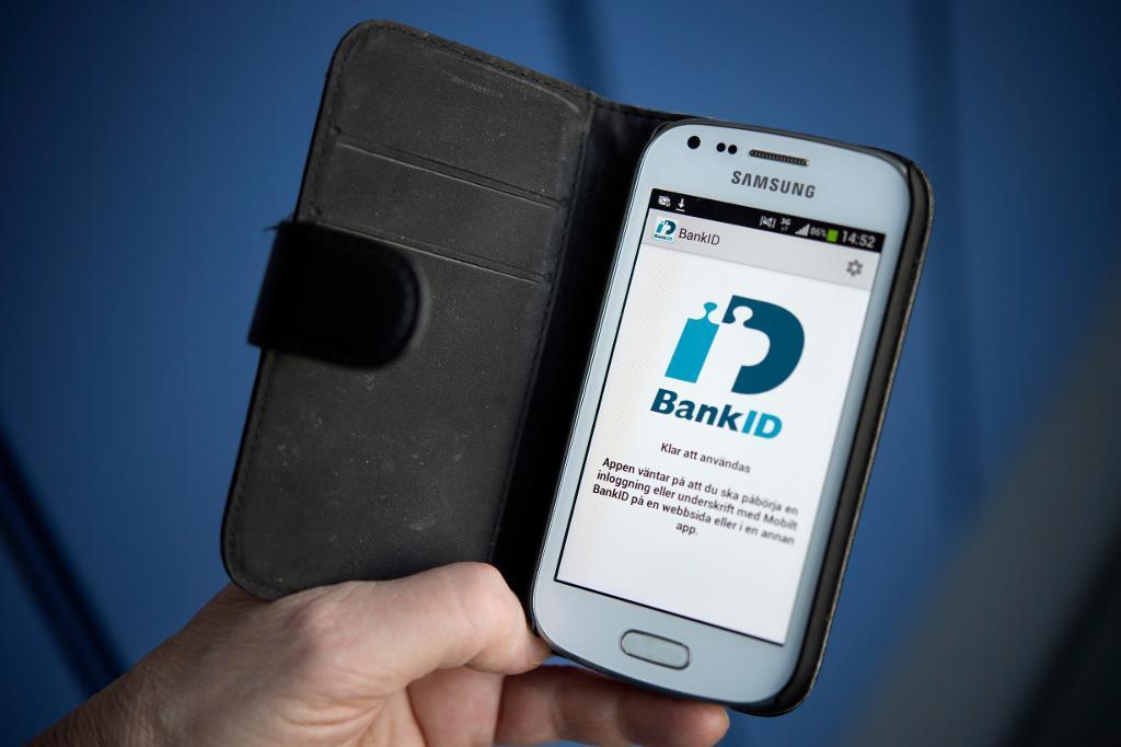 Konstruktionen av mobilt bank-ID gör det möjligt för bedragare att logga in med dina uppgifter. (Foto: Jessica Gow/TT-arkivbild)