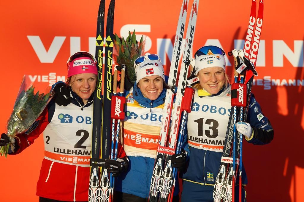 Från vänster: Maiken Caspersen Falla, Heidi Weng och Hanna Falk på prispallen i Lillehammer. (Foto: Terje Pedersen /NTB Scanpix/TT)