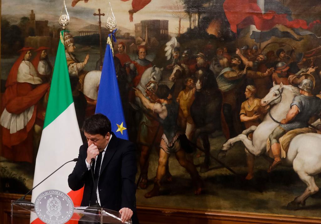 Matteo Renzi meddelar att han avgår i ett direktsänt tv-tal. (Foto: Gregorio Borgia/AP/TT)