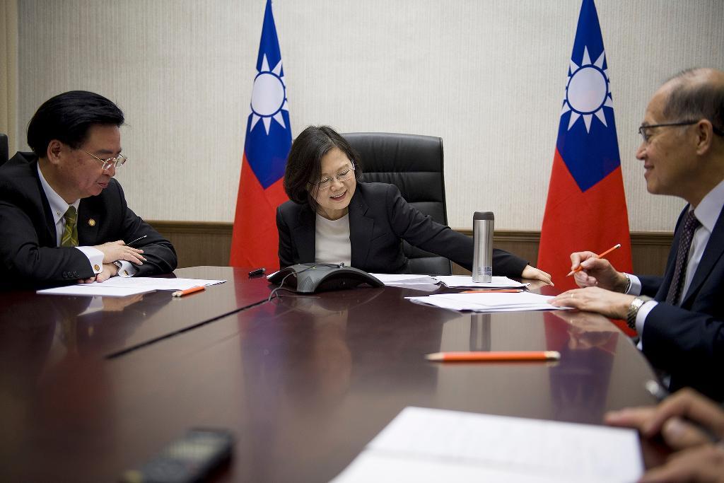 Tsai Ing-Wen pratar i högtalartelefon med Donald Trump i fredags. (Foto: Taiwans presidentstab/AP)