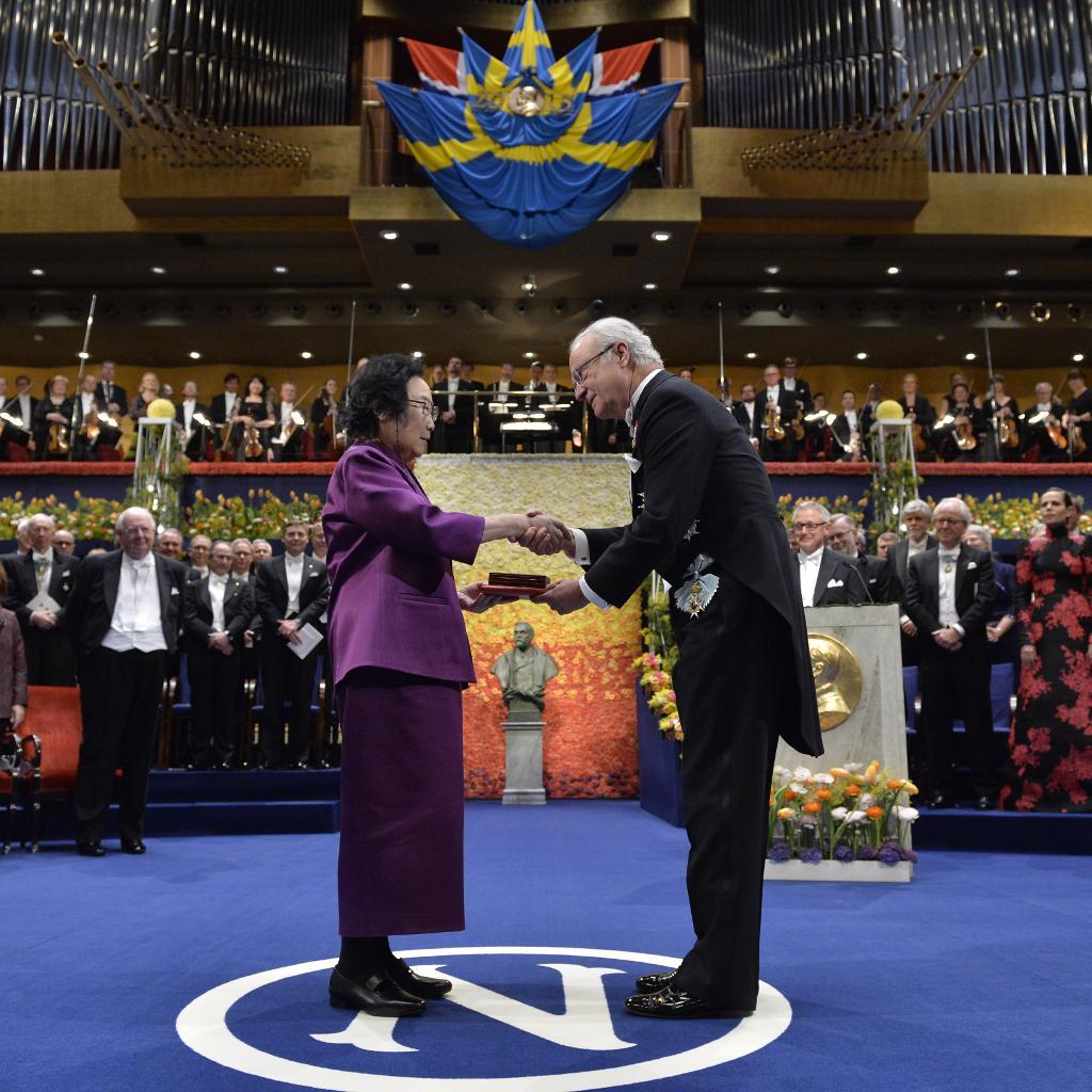Bild från prisutdelningen förra året. Professor Tu Youyou Kina tog emot Nobelpriset i fysiologi eller medicin från kung Carl Gustaf vid ceremonin i konserthuset i Stockholm. (Foto: Jonas Ekströmer/TT-arkivbild)