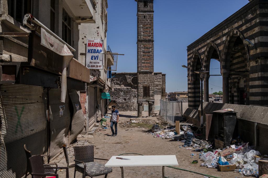 Distriktet Sur i Diyarbakir i sydöstra Turkiet har drabbats hårt av sammandrabbningar mellan turkiska myndigheter och PKK-anhängare. Myndigheterna införde utegångsförbud dygnet runt och många invånare tvingades från sina hem. (Foto: Guy Martin/Panos/Amnesty/TT)