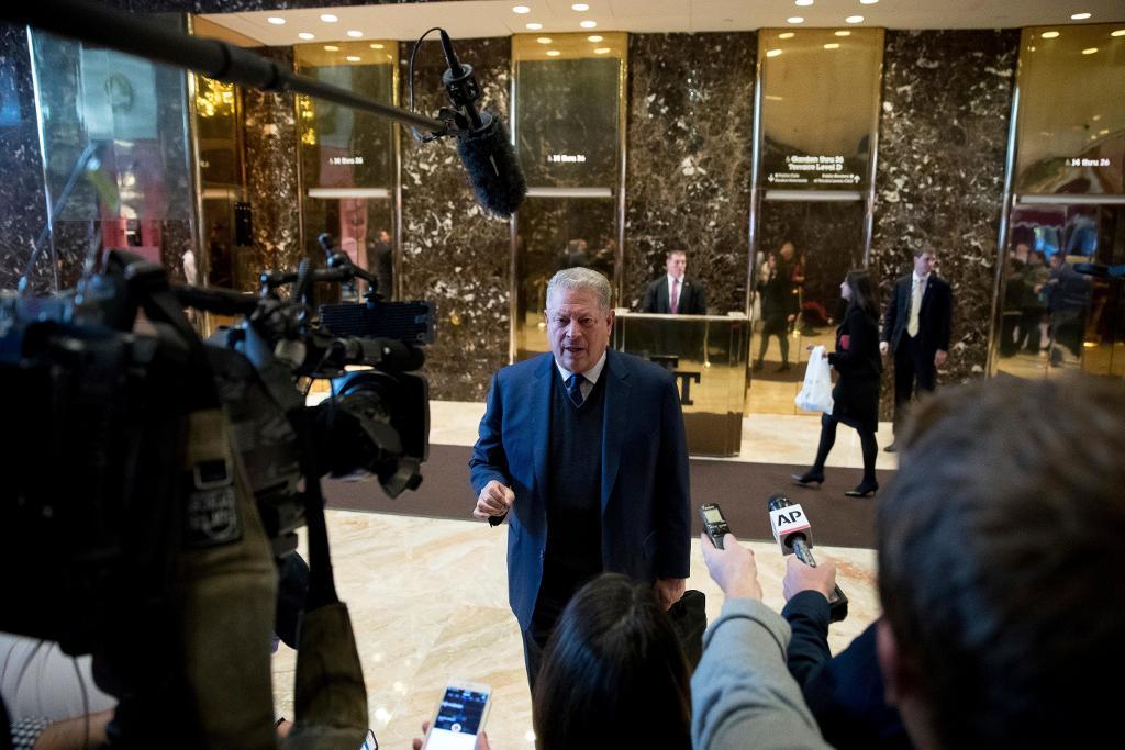Al Gore ger intervjuer efter mötet med Donald Trump. (Foto: Andrew Harnik/AP/TT)