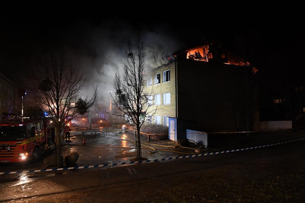 Branden rasar fortfarande. Flera personer fick hoppa från balkongen för att undkomma. (Foto: Fredrik Sandberg/TT)
