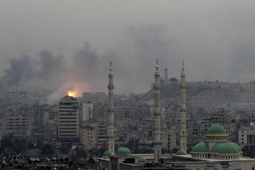 
Bild från i måndags, då en syrisk lufträd slog mot rebeller i östra Aleppo. (Foto: Hassan Ammar/AP/TT)