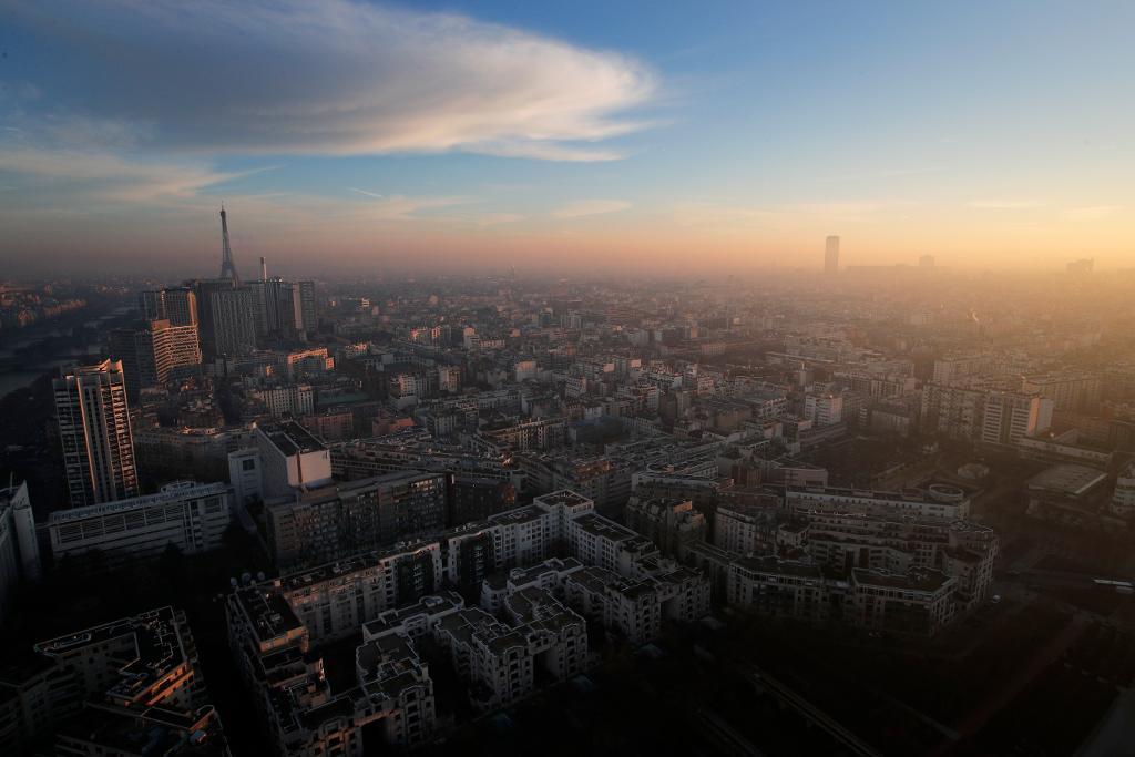 Vacker vy - men en farlig sådan. Bilden över Paris är tagen från en ballong som mäter luftföroreningar i tisdags. (Foto: Christophe Ena)