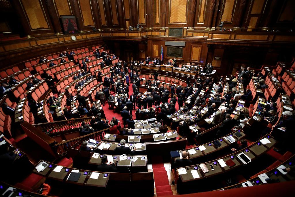 
Den italienska senaten vid förtroendeomröstningen. (Foto: Alessandra Tarantino/AP/TT)