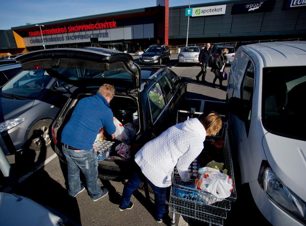 Charlottenberg i Värmland ligger 6 kilometer från norska gränsen och är ett viktigt gränshandelställe. På bilden lastar kunder in sina inköp i bilen efter en tur till Charlottenbergs shoppingcenter. (Foto: Adam Ihse / TT)
