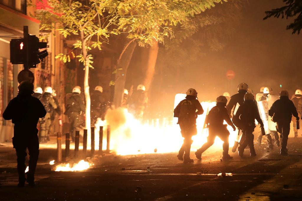 Våldsamma sammandrabbningar mellan kravallpolis och aktivister i centrala Aten. (Foto: Yorgos Karahalis AP/TT-arkivbild)