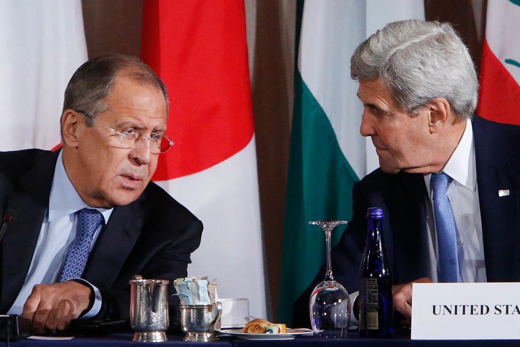 Rysslands utrikesminister Sergej Lavrov och USA:s utrikesminister John Kerry vid ett tidigare möte. (Foto: Jason DeCrow/AP/TT-arkivbild)