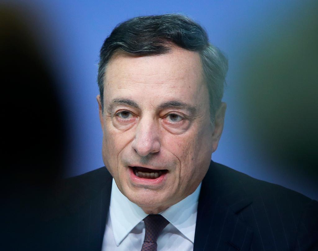ECB:s chef Mario Draghi förlänger men stramar åt sitt stödköpsprogram. (Foto: Michael Probst/AP/TT-arkivbild)