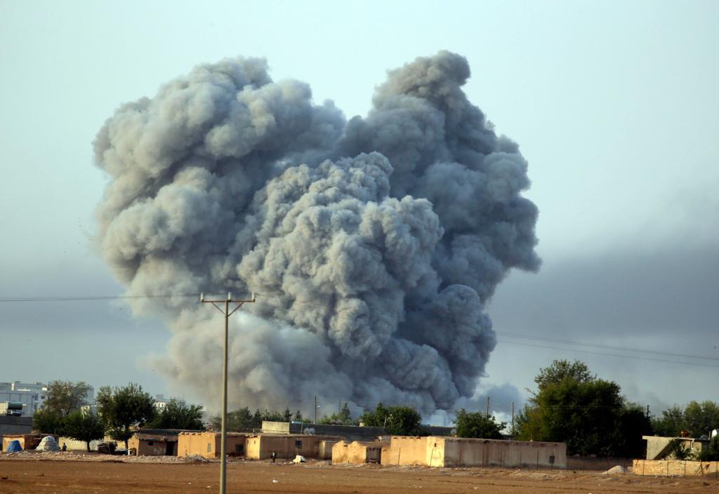
Ett USA-lett flyganfall mot IS i Kobani, Syrien, 2014. (Foto: Lefteris Pitarakis/AP/TT-arkivbild)