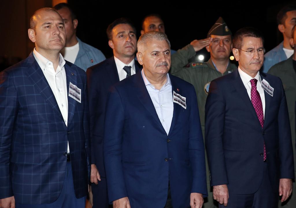 Turkiets biträdande premiärminister Nurettin Canikli (längst till höger) tillsammans med inrikesminister Suleyman Soylu (vänster) och premiärminister Binali Yildirim (mitten). (Foto: AP/TT-arkivbild)