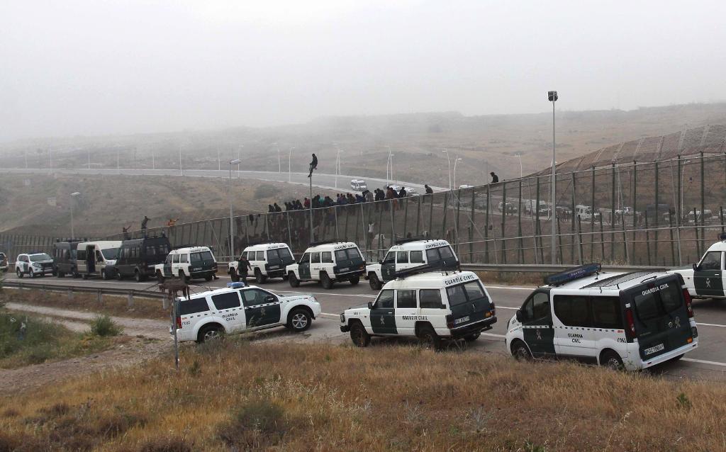 Spansk polis vid gränsen mellan Marocko och Melilla, som precis som Ceuta är en spansk enklav omgiven av Marocko. (Foto: Fernando Garcia)