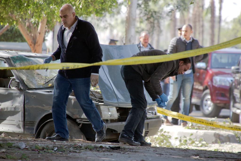 
Sprängmedelsexperter undersöker platsen för explosionen. (Foto: Amr Nabil/AP/TT)