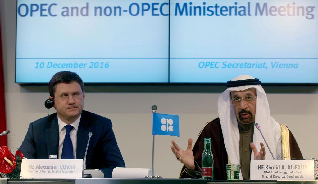 Rysslands energiminister Aleksander Novak och hans saudiske kollega Khalid al-Falih gjorde i helgen ett ovanligt gemensamt framträdande. (Foto: Ronald Zak AP/TT)