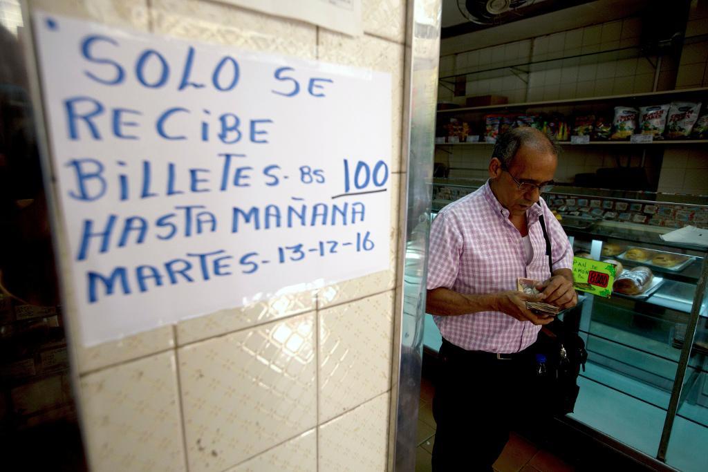 Venezuelas president Nicolás Maduro stänger gränsen mot Colombia och har bestämt att stora sedlar ska tas bort ur cirkulation. (Foto: Fernando Llano/AP/TT)