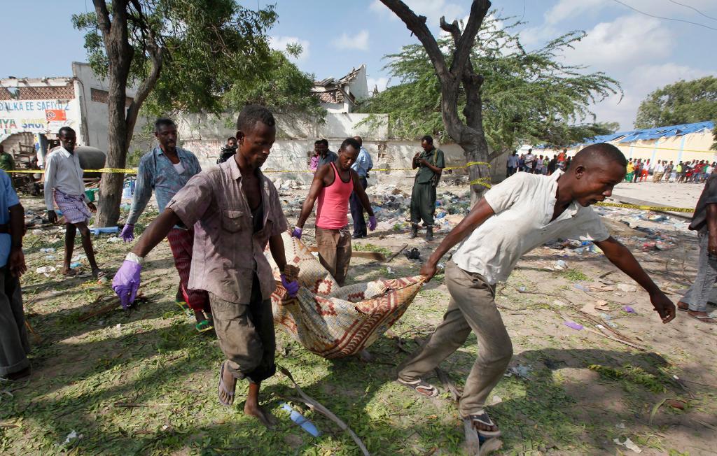 
Dödsoffer bärs undan från attentatet i Mogadishu i söndags. (Foto: Farah Abdi Warsameh/AP/TT)