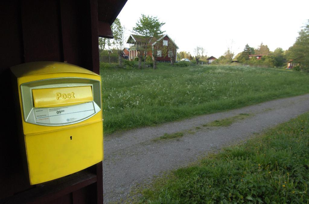 Nya lagar för postservice kan slå hårt mot landsbygden. (Foto: Hasse Holmberg-arkivbild)
