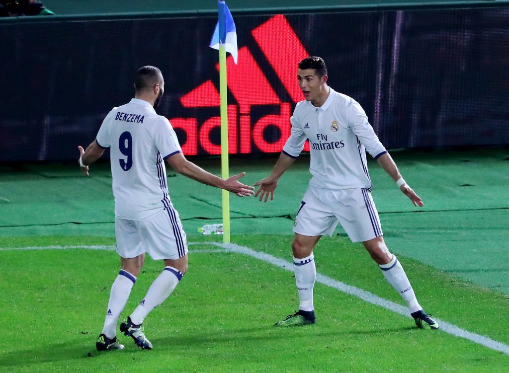 Cristiano Ronaldo jublar tillsammans med Karim Benzema efter ett av sina mål mot Kashima. (Foto: Eugene Hoshiko/AP/TT)