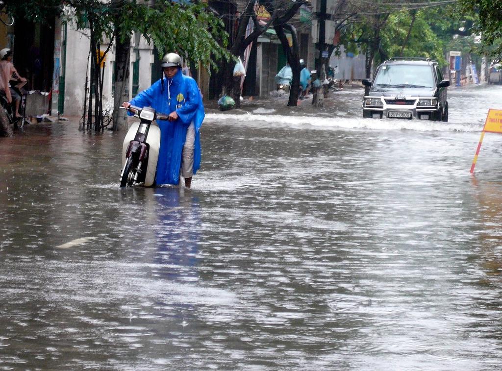 
Ett kraftigt regn har orsakat översvämningar i centrala Vietnam. Bilden är från tidigare översvämningar som drabbat landet. (Foto: Chitose Suzuki/AP/TT)