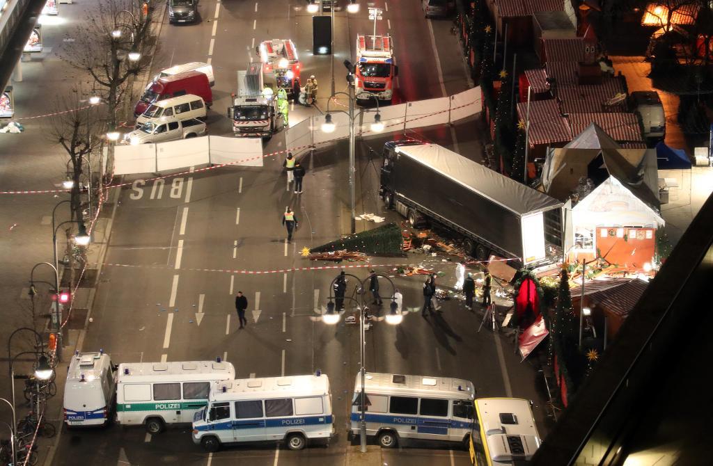 Polisutredningen pågår efter attacken i Berlin.
(Foto: Michael Kappeler/AP/TT)