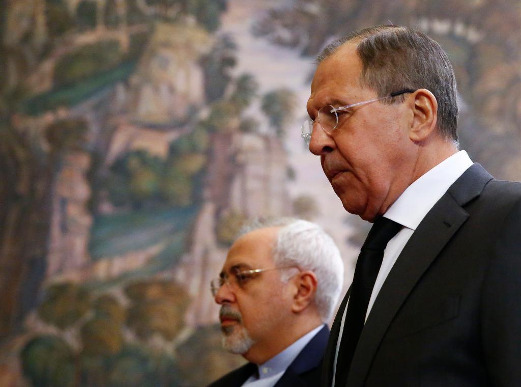 Rysslands utrikesminister Sergej Lavrov (till höger) med sin iranske kollega Mohammad Javad Zarif.
(Foto: Maxim Shemetov/AP/TT)