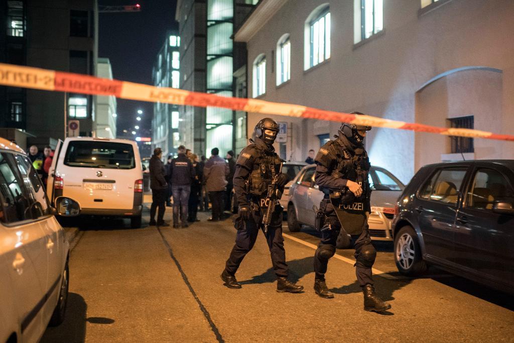 Avspärrningar kring brottsplatsen i Zürich.
(Foto: Ennio Leanza/AP/TT)
