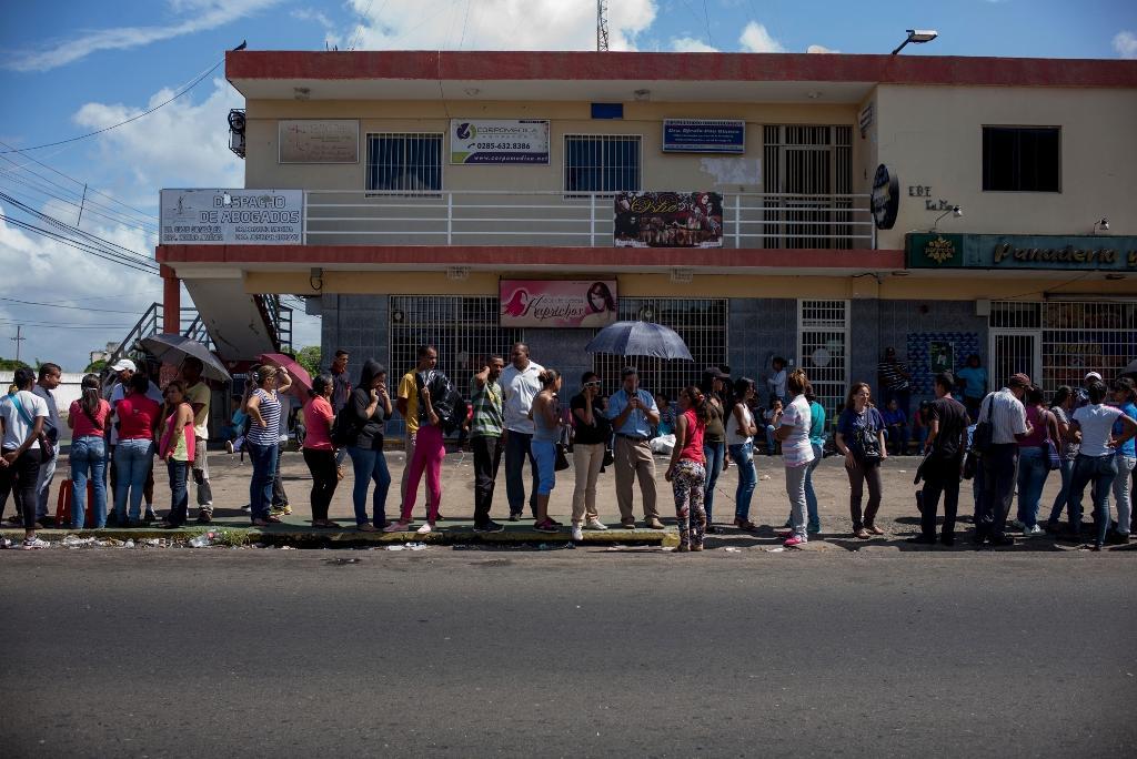 Människor köar i staden Bolívar i Venezuela för att köpa livsmedel som det råder stor brist på i landet. (Foto: Alejandro Cegarra/AP/TT-arkivbild)