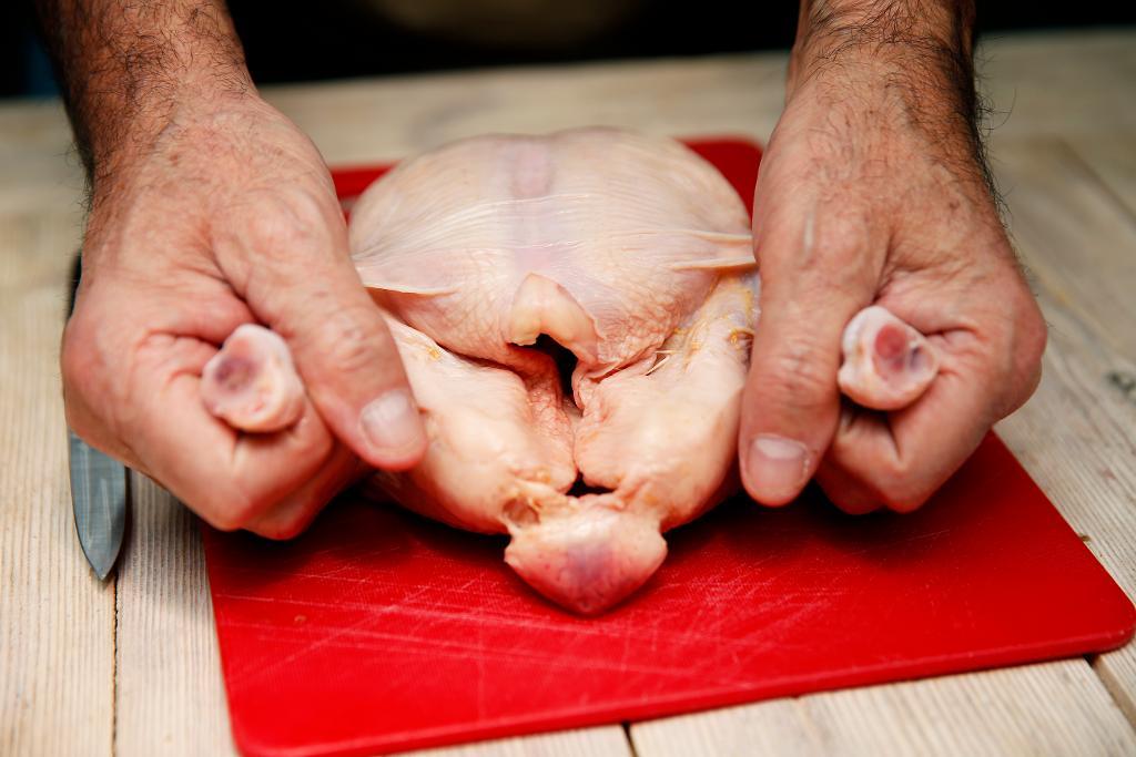 Ökningen av antalet sjuka sammanfaller med en rapporterad ökning av campylobacter i kycklingflockar i Sverige. Myndigheten misstänker därför att färsk kyckling är smittkällan. (Foto: Cornelius Poppe/NTB Scanpix/TT)