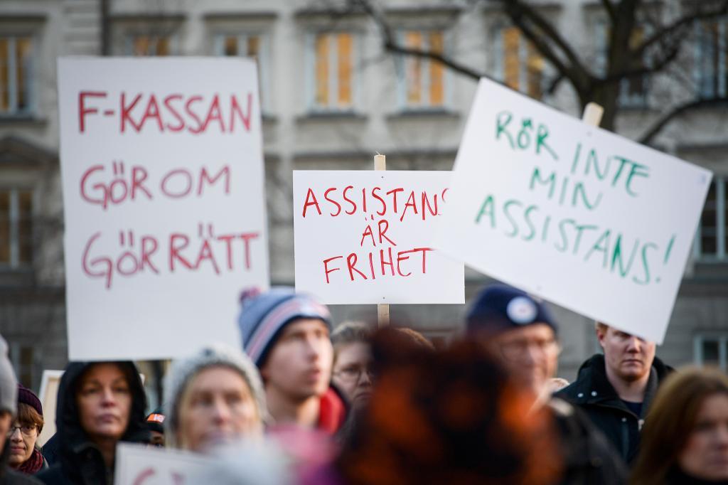 Demonstrationer har hållits runt om i landet mot nedskärningarna av personlig assistans. (Foto: Janerik Henriksson/TT-arkivbild)