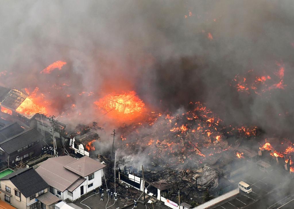 Minst 140 byggnader i Itoigawa i norra Japan har förstörts i branden. (Foto: Kyodo News/AP/TT)