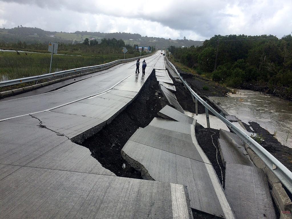 Vid Tarahuin på ön Chiloé raserade söndagens jordbävning en väg. (Foto: Reuters/TT)