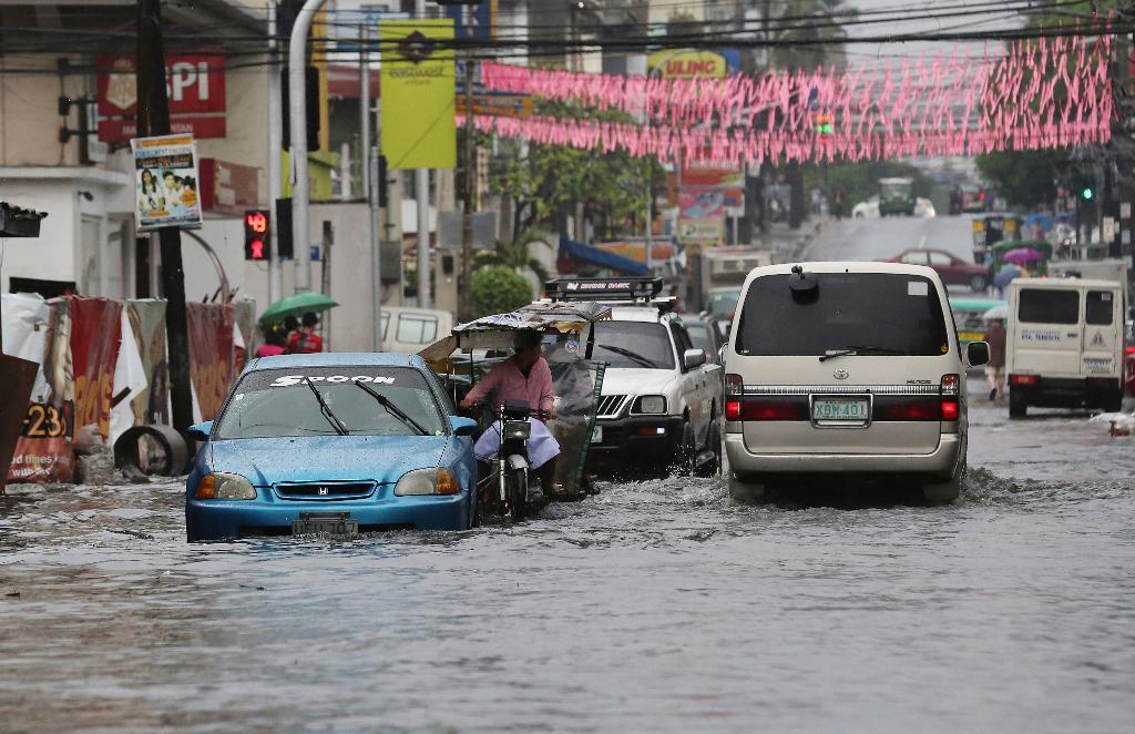 En översvämmad väg i Quezon City norr om Manila på annandagen. (Foto: Aaron Favila/AP/TT)