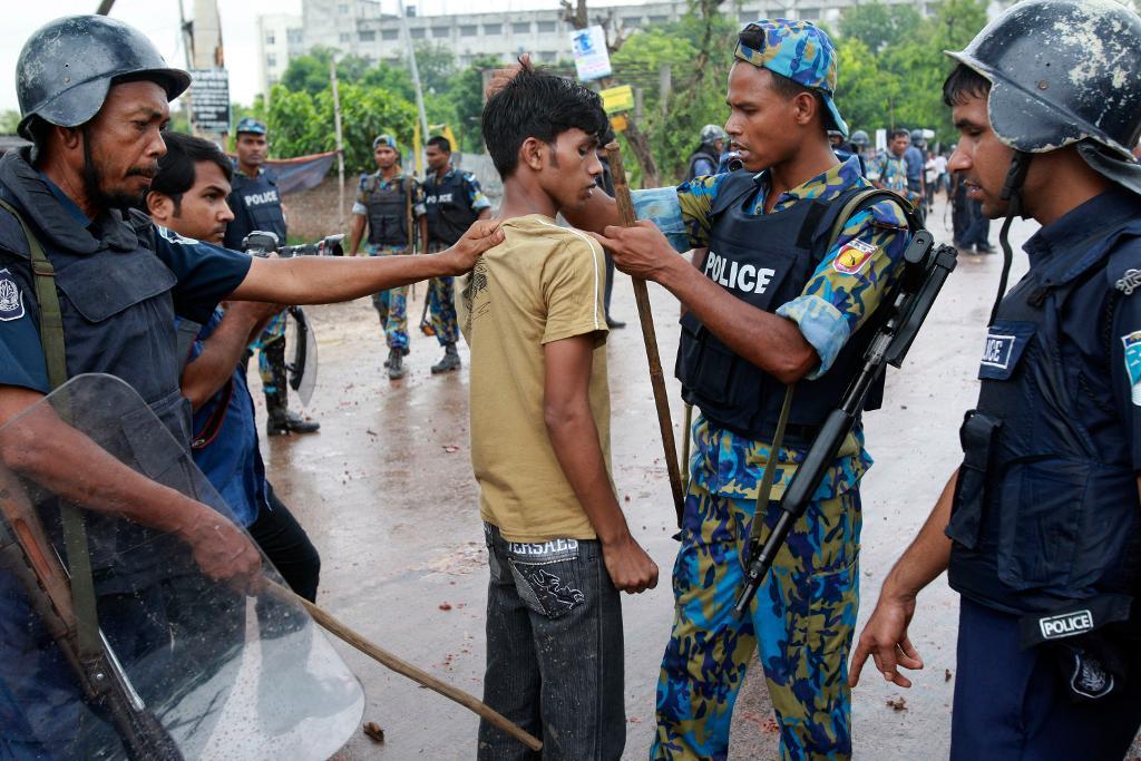 Textilarbetare i industriområdet Ashulia i Bangladeshs huvudstad Dhaka har flera gånger tidigare protesterat mot låga löner, med polisingripande som följd. Bilden är från en liknande händelse sommaren 2010. (Foto: Pavel Rahman)