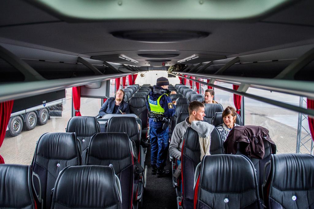 Polis utför en kontroll av id-handlingar på en buss som tar passagerare mellan Danmark och Sverige. (Foto: Emil Langvad/TT arkivbild)