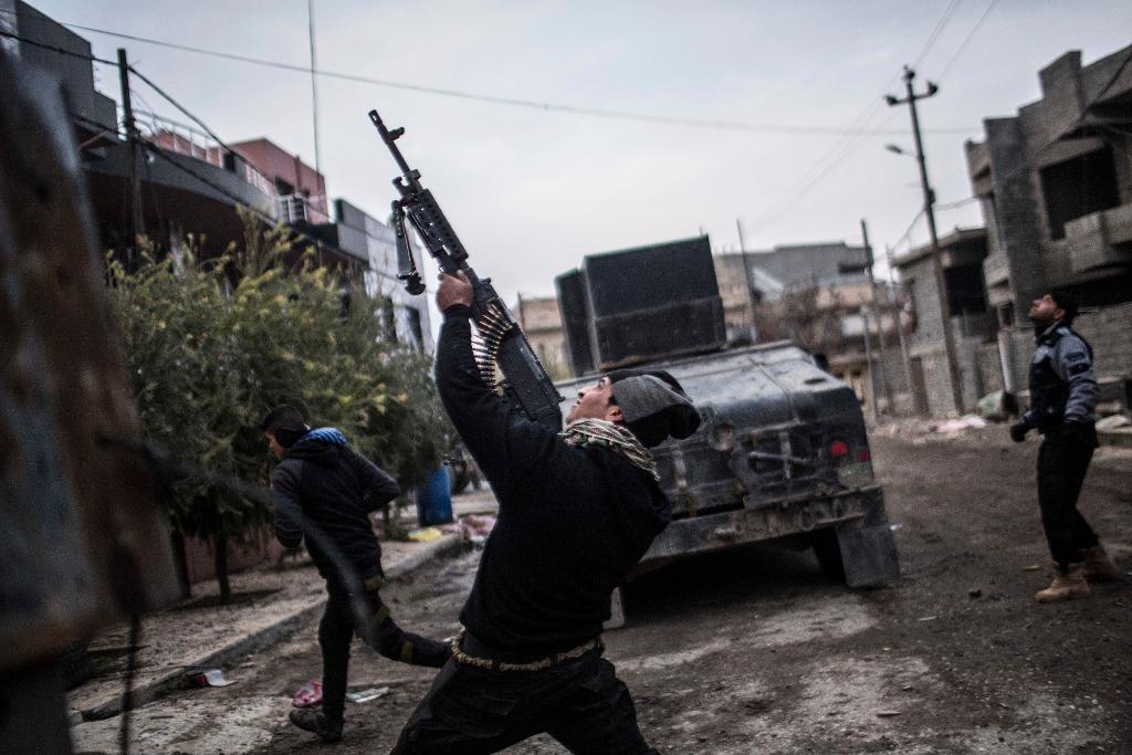 En soldat i de irakiska specialstyrkorna skjuter mot en IS-drönare i ett tidigare skede av striden om Mosul. (Foto: Manu Brabo/AP/TT)