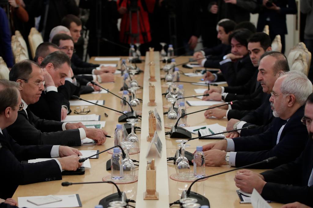 Rysslands utrikesminister Sergej Lavrov tillsammans med Turkiets utrikesminister Mevlüt Cavusoglu och Irans utrikesminister Mohammad Javad Zarif vid ett sammanträde i Moskva tidigare i december. (Foto: Pavel Golovkin/AP/TT)