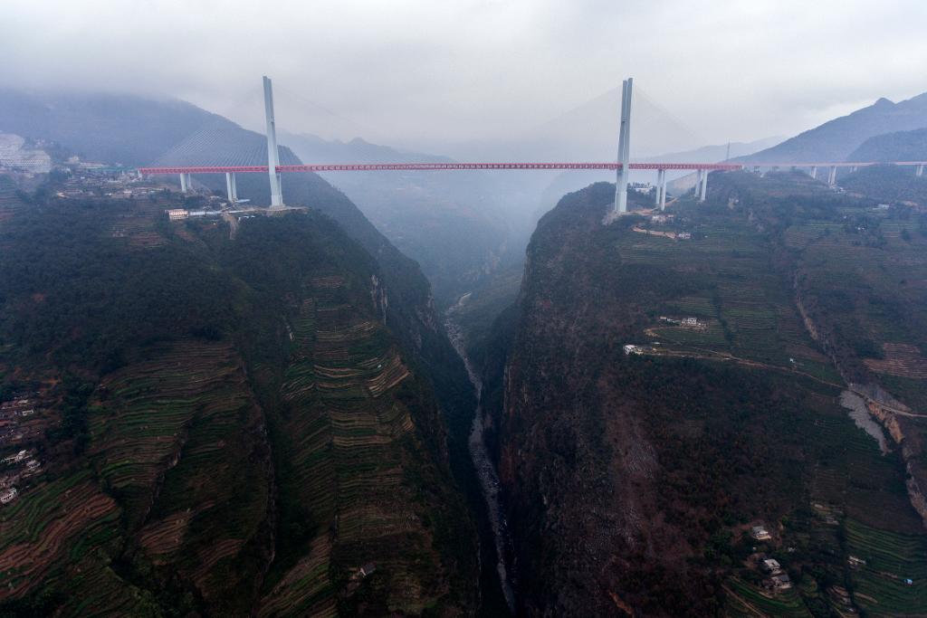 Flygbild av den nyöppnade Beipanjiang-bron. (Foto: Pu Chao/Nya Kina/AP/TT)