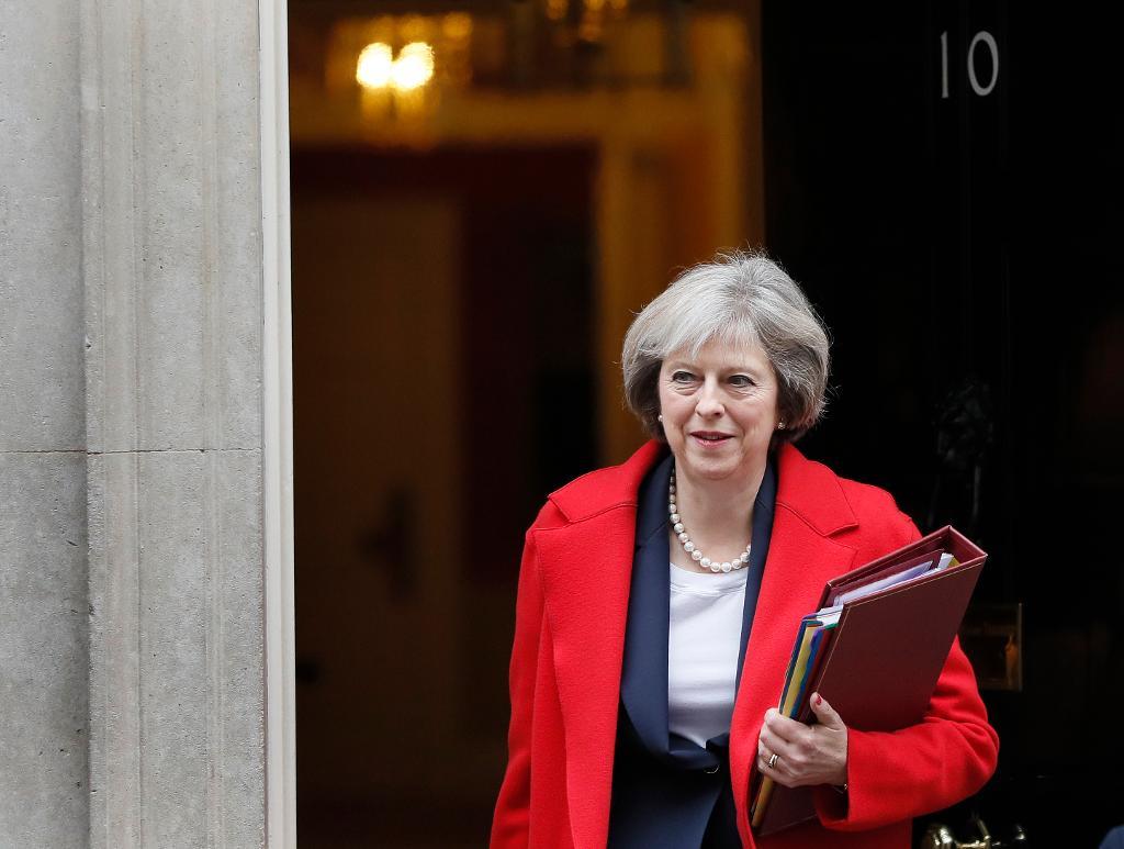 Theresa May utanför sitt residens, 10 Downing Street. (Foto: Kirsty Wigglesworth/AP/TT-arkivbild)