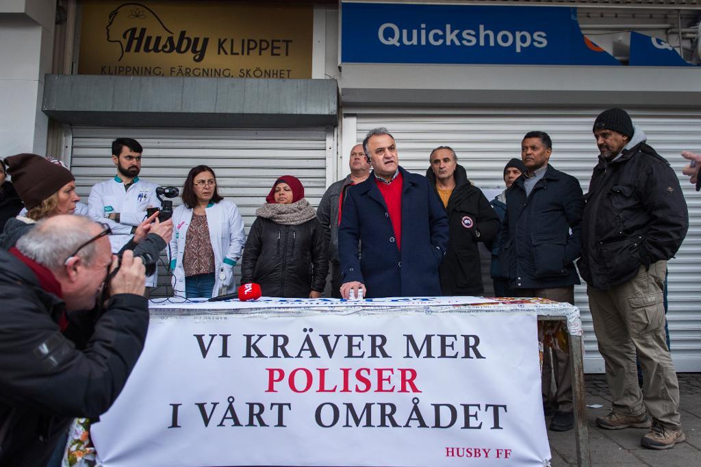 På fredagen höll de lokala handlarna en protestaktion i Husby centrum, utanför Stockholm. (Foto: Stina Stjernkvist/TT)
